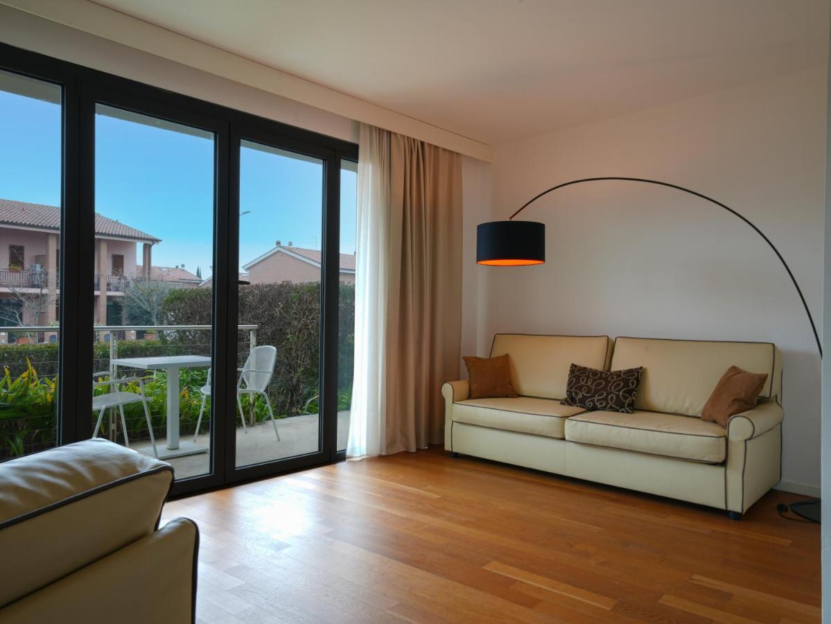 Pisa Tower Plaza Ξενοδοχείο Εξωτερικό φωτογραφία A living room with a floor lamp