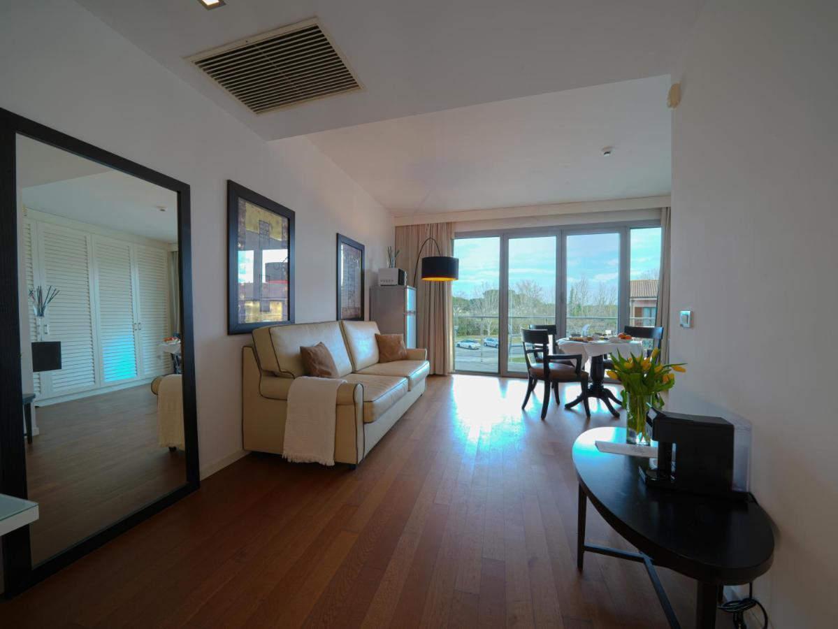 Pisa Tower Plaza Ξενοδοχείο Εξωτερικό φωτογραφία A living room in a typical apartment
