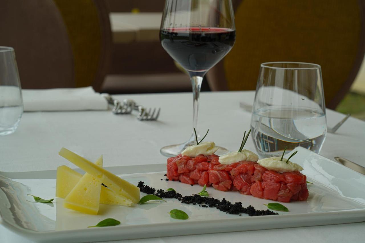 Pisa Tower Plaza Ξενοδοχείο Εξωτερικό φωτογραφία A glass of red wine with a plate of tartar
