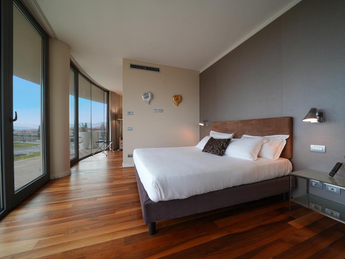 Pisa Tower Plaza Ξενοδοχείο Εξωτερικό φωτογραφία A bedroom at the hotel