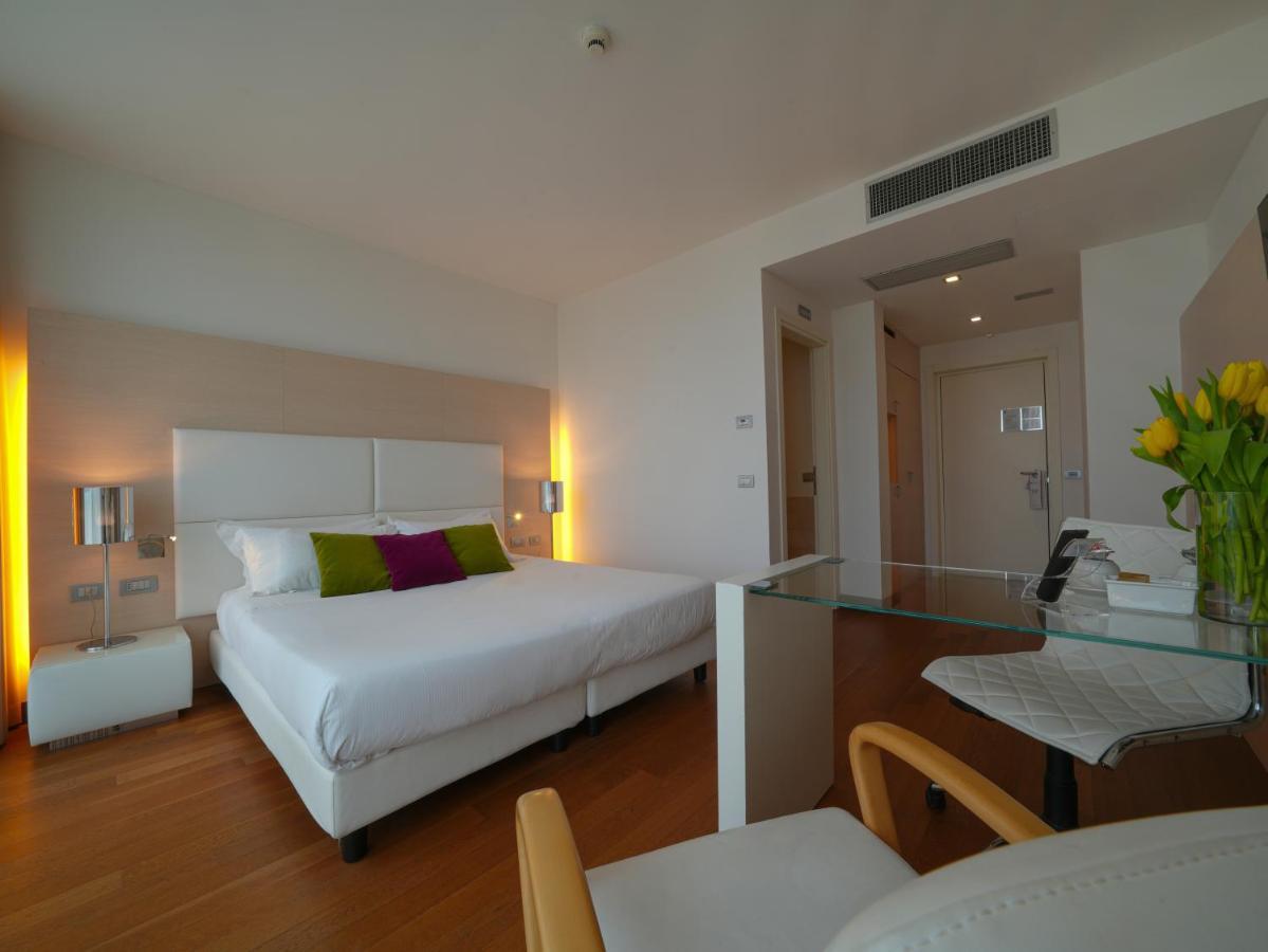 Pisa Tower Plaza Ξενοδοχείο Εξωτερικό φωτογραφία A room at the hotel