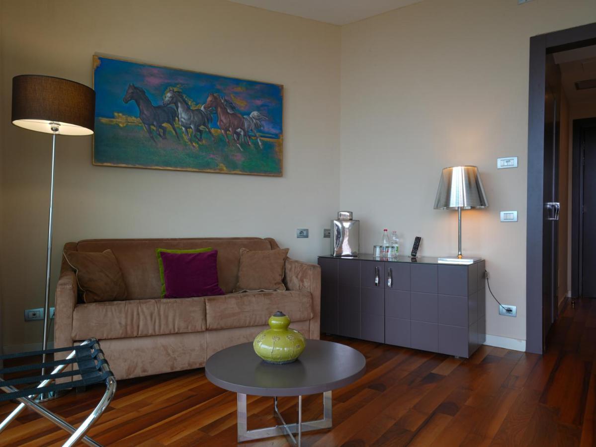Pisa Tower Plaza Ξενοδοχείο Εξωτερικό φωτογραφία A living room in a hotel