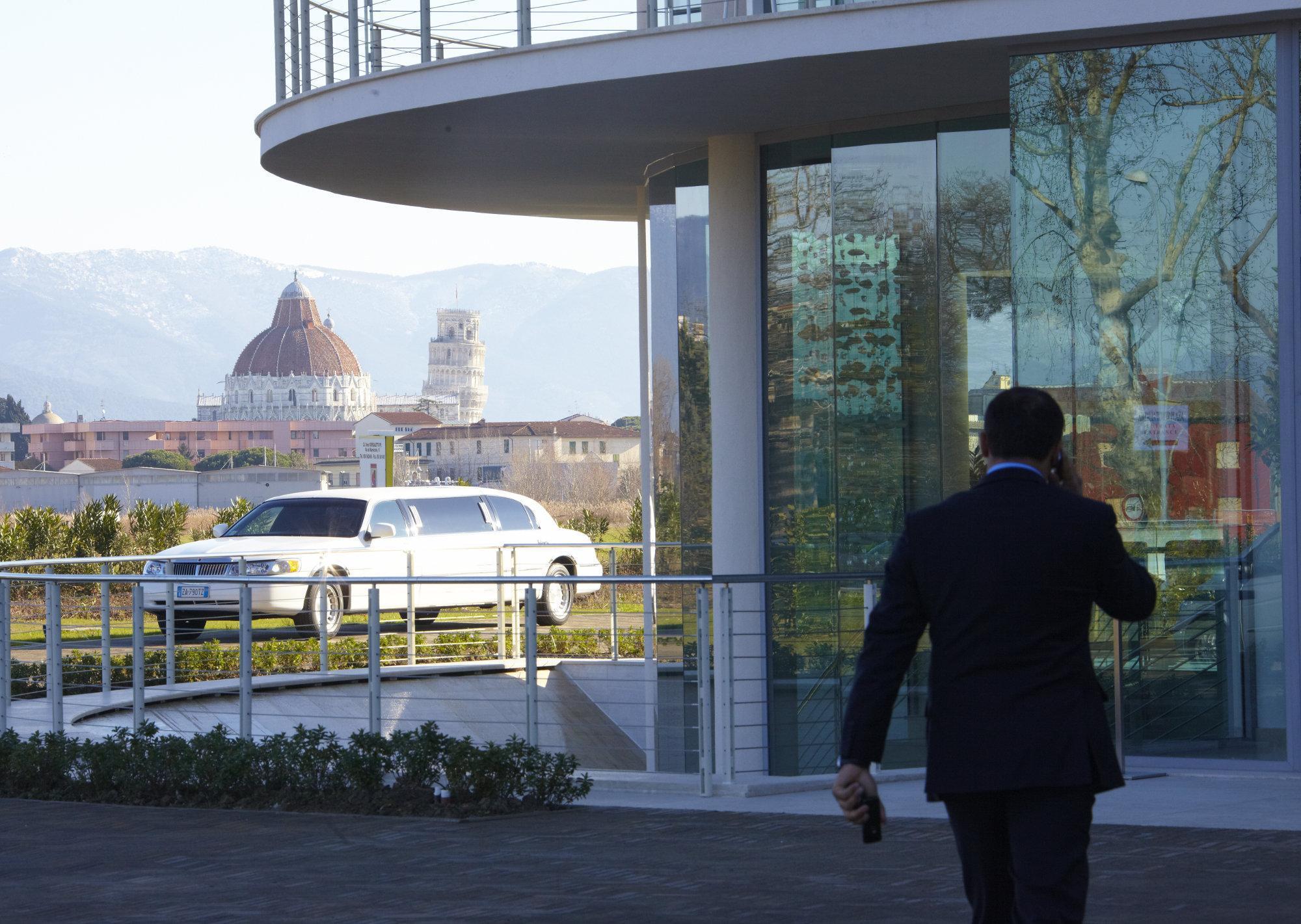 Pisa Tower Plaza Ξενοδοχείο Εξωτερικό φωτογραφία A chauffeur in Italy