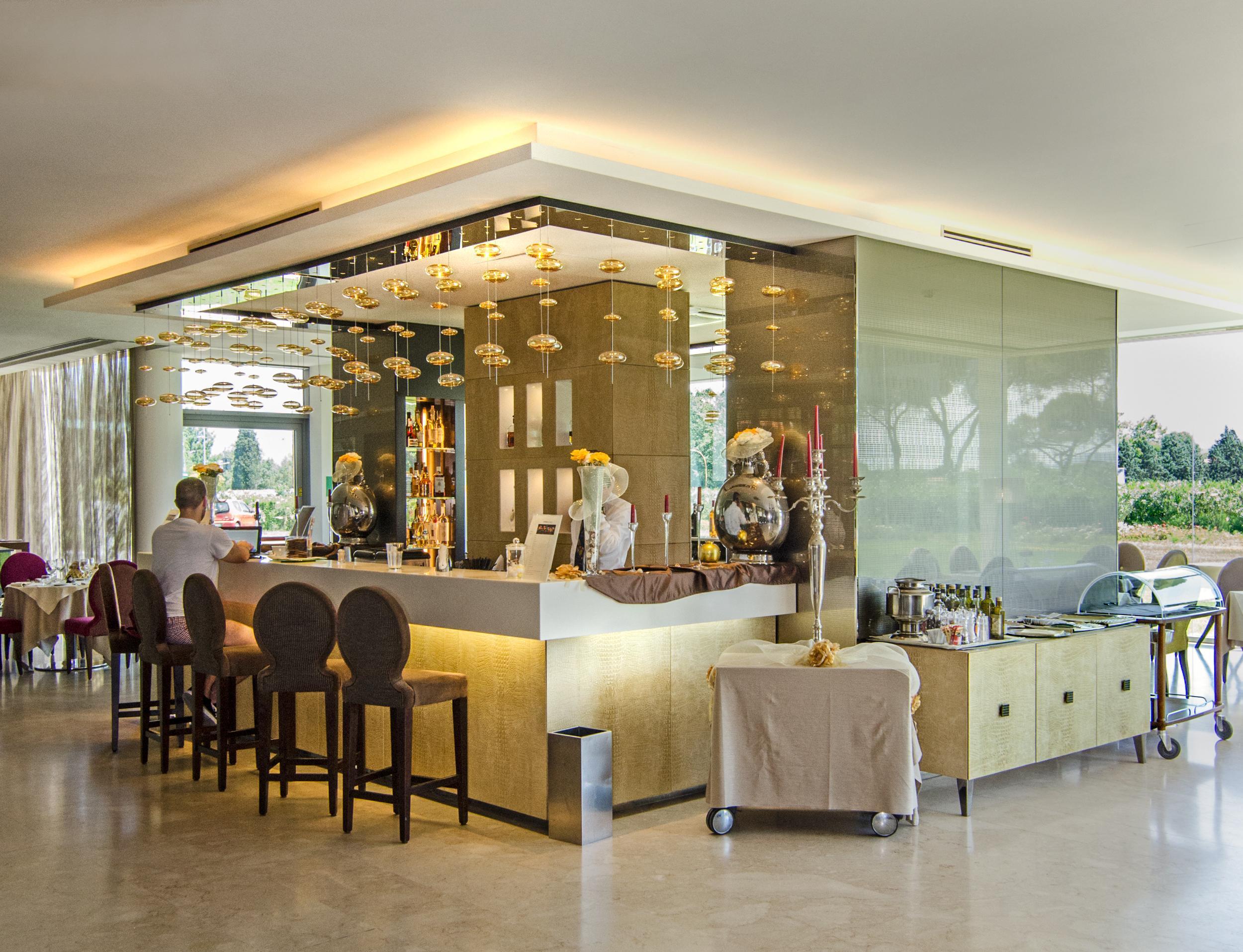 Pisa Tower Plaza Ξενοδοχείο Εξωτερικό φωτογραφία The bar at the lobby